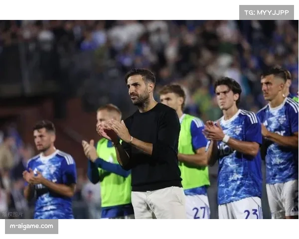 法布雷加斯场边激情指挥，科莫大胜稳居前列